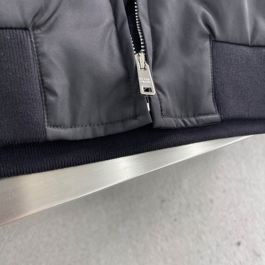 -PRAD 25fw秋冬新款立领夹克采用再生尼龙制作而成，立领系扣，内里有袋，后背有三角标织物，前幅拉链