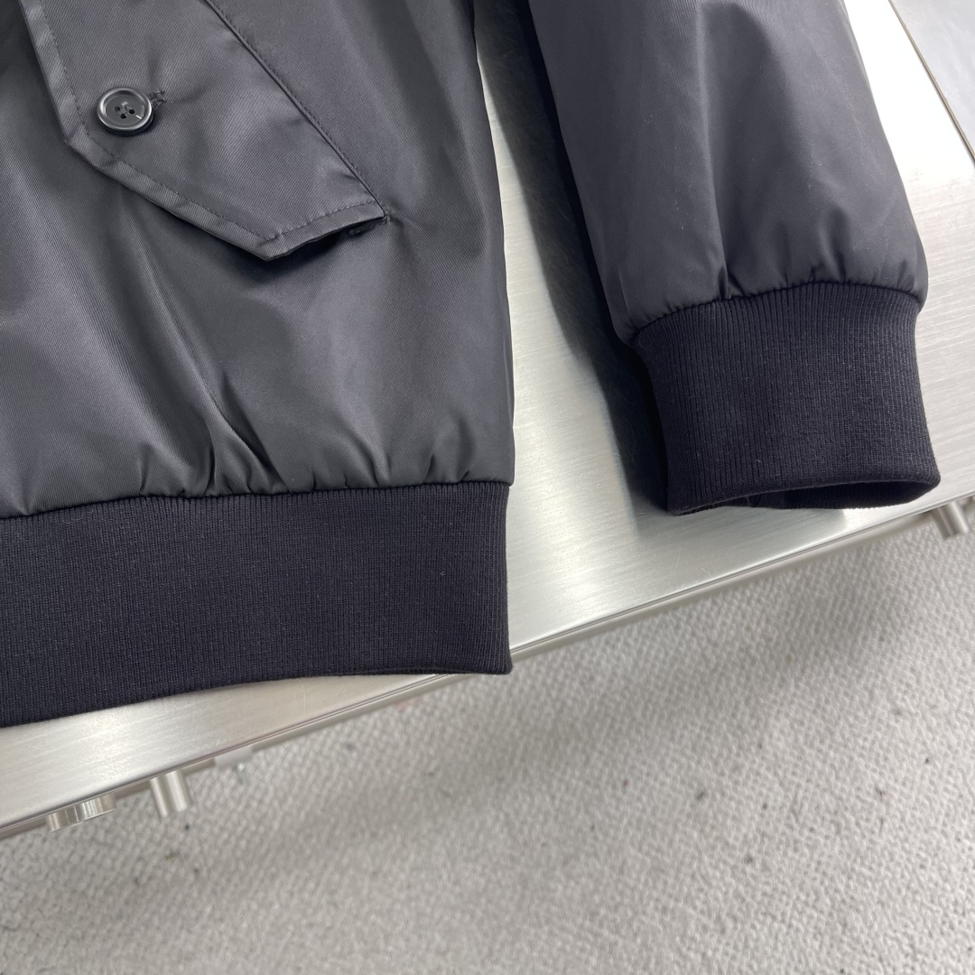 -PRAD 25fw秋冬新款立领夹克采用再生尼龙制作而成，立领系扣，内里有袋，后背有三角标织物，前幅拉链