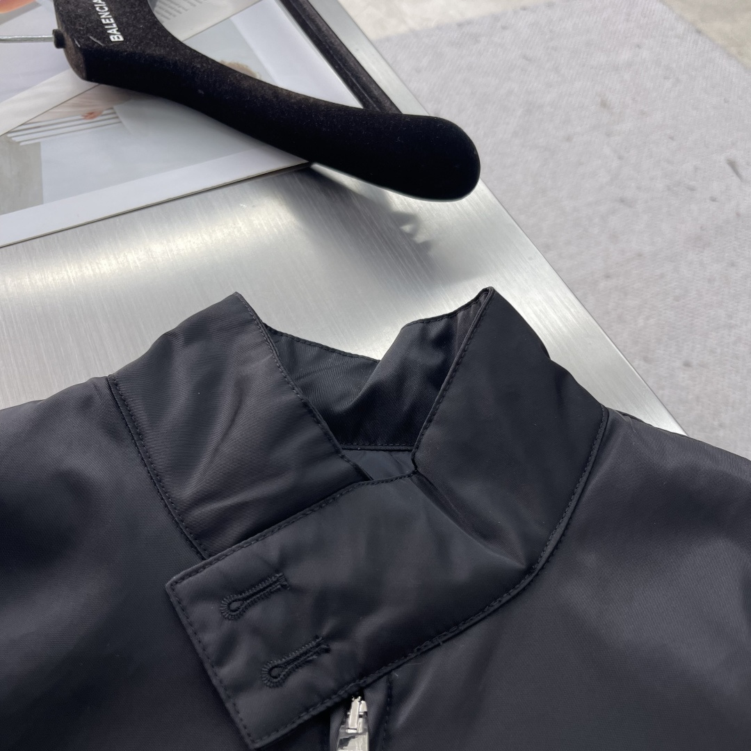 -PRAD 25fw秋冬新款立领夹克采用再生尼龙制作而成，立领系扣，内里有袋，后背有三角标织物，前幅拉链