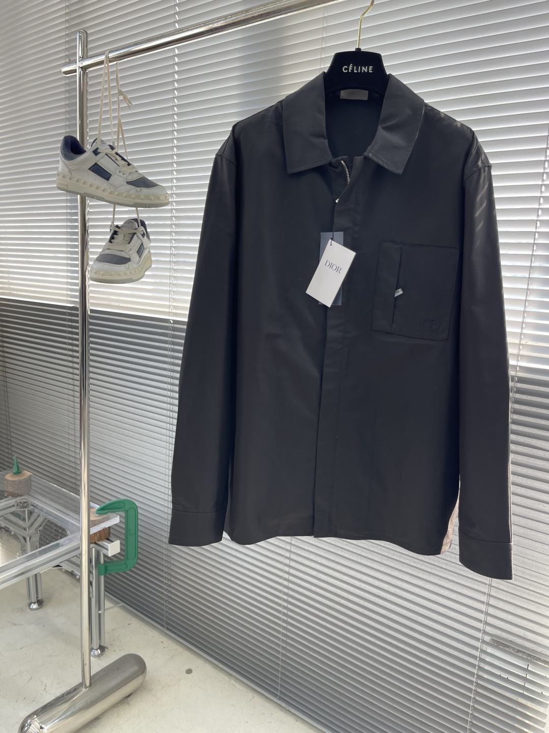 NO:743417,The highest version on the market, the girl will inspect the goods, trim the three marks on the threads, and ship the goods. If you want quality or service, please add me on WeChat. We will not accept urgent orders. -DioCD icon embroidered jacket  Made of black gabardine fabric, the surface is smooth and delicate, soft to the touch, and shows an elegant luster. Its tight textile structure makes it have good wrinkle resistance, wear resistance and drape. Due to the addition of wool ingredients, it has warmth and breathability. Gabardine fabric is not easy to pill, has good stain resistance, and is easy to take care of daily.  The modern slim fit and hidden zipper closure add a sense of low-key sophistication. High-precision sewing technology ensures a perfect fit between the zipper and the fabric. The lapel design of the traditional shirt still meets the needs of formal occasions. There is a patch pocket on the chest and is decorated with CD  The icon embroidery highlights the brand's iconic elements. The bag mouth also has a hidden zipper opening and closing, and the bag mouth is reinforced with pocket knotting technology at the beginning and end. The tight stitching at the edge of the bag body makes it strong and beautiful. There are side pockets on the left and right, and the bag mouth is only edged with 0.5 cm, which retains the smoothness of the overall line without losing practicality. The double-button design of the traditional shirt cuffs makes the cuffs fit the wrist more closely and is not easy to loosen. Size: SMLXL Size Clothing Length Bust Shoulder Width  46 71112 48 48 72116 49 50 73120 50 52 74124 51,Dior-clothing,dior,dior,jackets & coats,shirts,19860909市面最高版本小妹验货、修剪线头上三标、发货可发图及拍视频,要品质要服务的加我微信,不接急单. -DioCD icon刺绣外套 选用黑色华达呢面料,表面光滑细腻,触感柔软,呈现出优雅的光泽.其紧密的纺织构造,使它具有良好的抗皱性,耐磨性和垂坠感.由于羊毛成分的加持使其拥有保暖性和透气性.华达呢面料不易起球,且抗污性性较好,易于日常打理. 现代版型修身剪裁和隐藏式拉链开合增添了低调的精致感.通过高精度的缝制技术,确保拉链和面料的完美贴合.传统衬衫的翻领设计又不失正式场合的穿着需求.胸前设有贴袋,并饰以CD icon刺绣,彰显了品牌标志性元素,袋口同样也是隐藏式拉链开合,袋口首尾均运用口袋套结工艺加固.袋体边缘处紧密的缝线使其牢固和美观.左右设有侧插袋,袋口只做了0.5公分的包边,既保留了整体线条的流畅性又不失实用性.传统衬衫袖口双扣设计使袖口更加贴合手腕,不易松动. 码数:SMLXL 尺码衣长胸围肩宽 46 71112 48  48 72116 49 50 73120 50  52 74124 51,迪奥-服装,dior,dior,jackets & coats,shirts,,Women's clothing