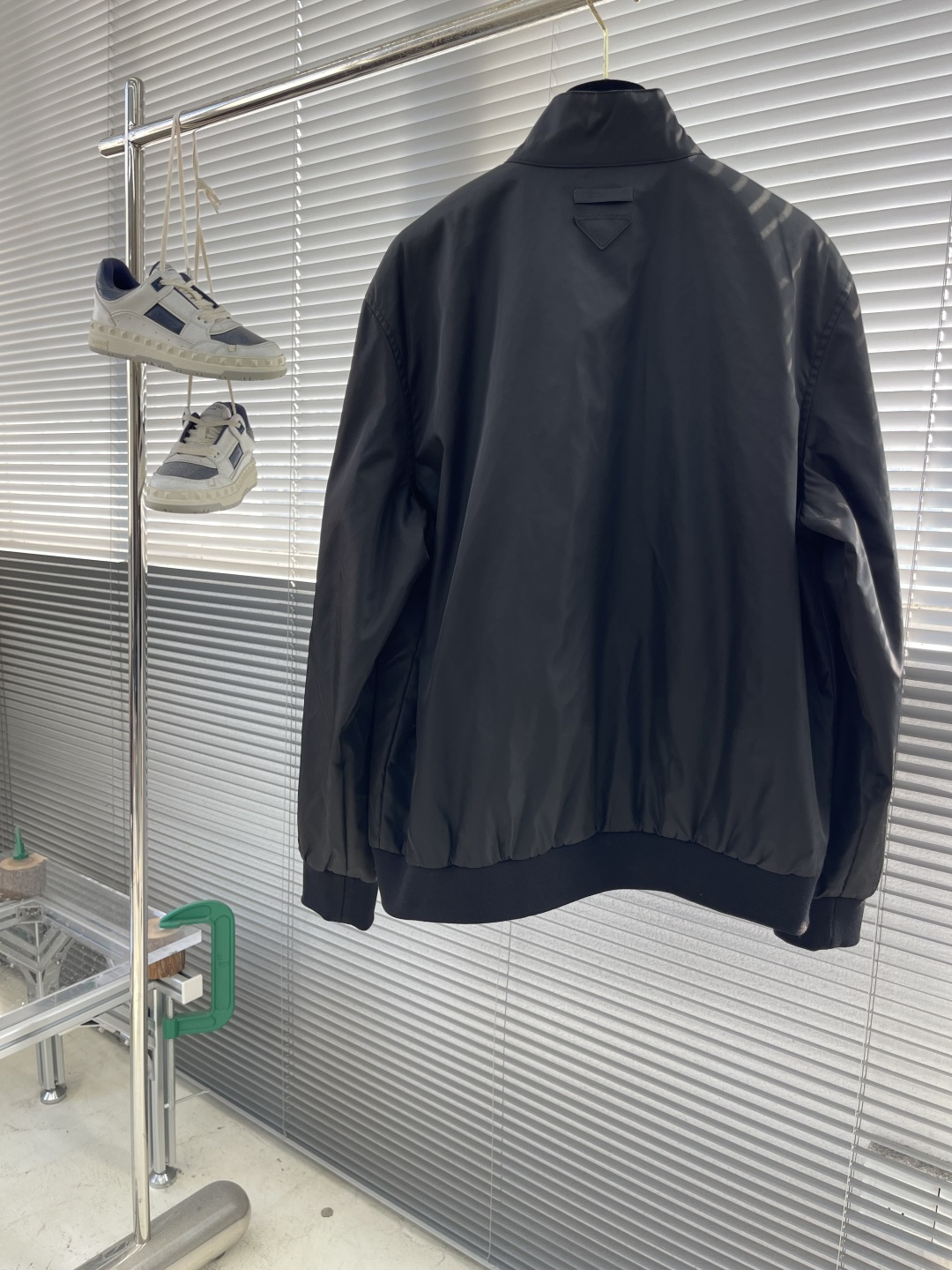 -PRAD 25fw秋冬新款立领夹克采用再生尼龙制作而成，立领系扣，内里有袋，后背有三角标织物，前幅拉链