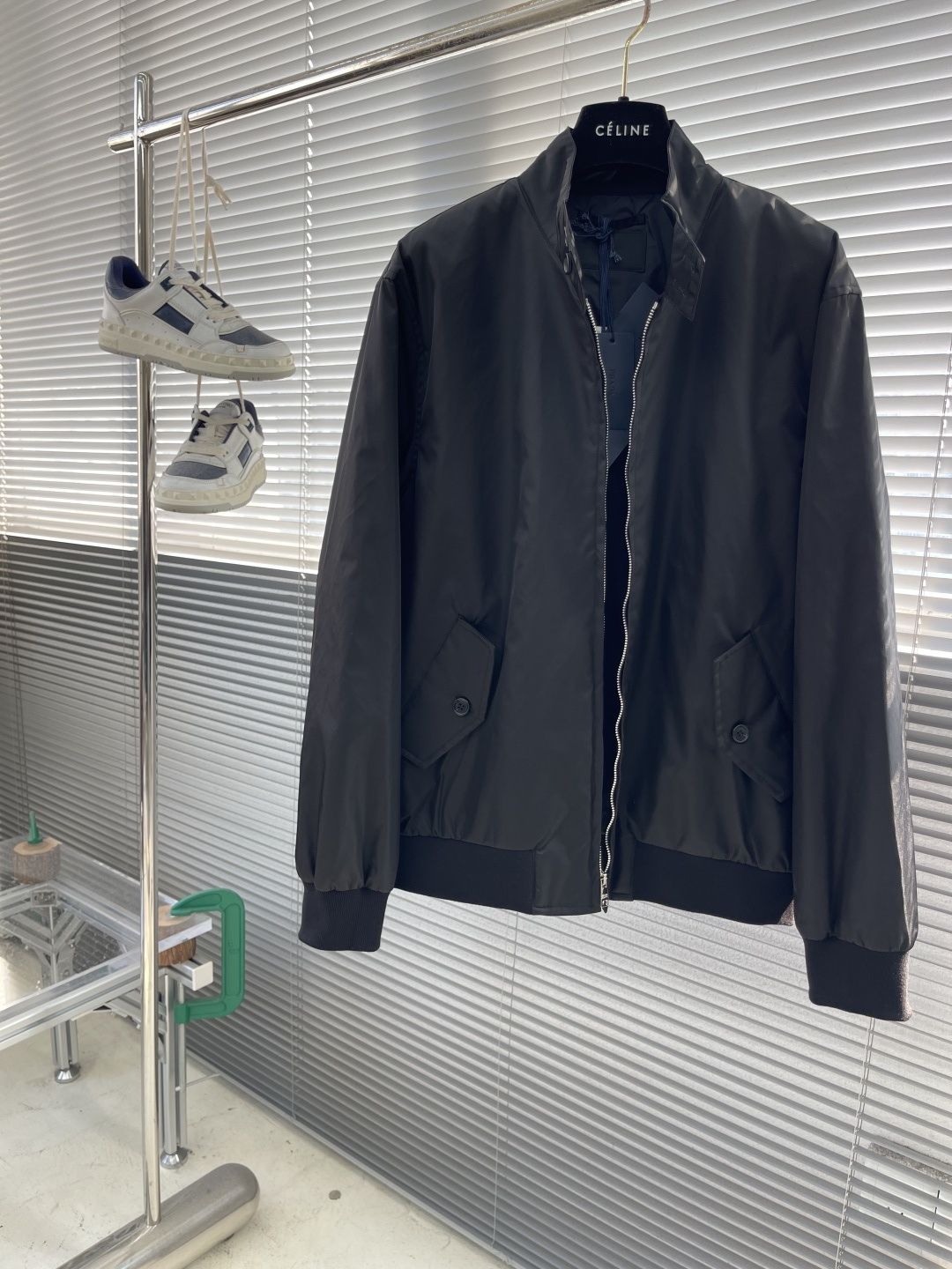 -PRAD 25fw秋冬新款立领夹克采用再生尼龙制作而成，立领系扣，内里有袋，后背有三角标织物，前幅拉链