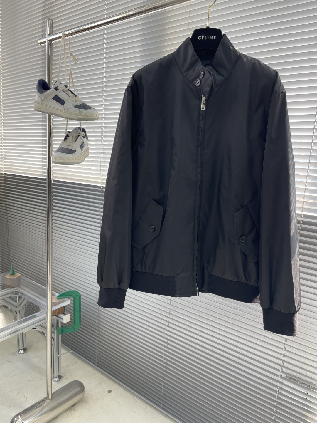 -PRAD 25fw秋冬新款立领夹克采用再生尼龙制作而成，立领系扣，内里有袋，后背有三角标织物，前幅拉链