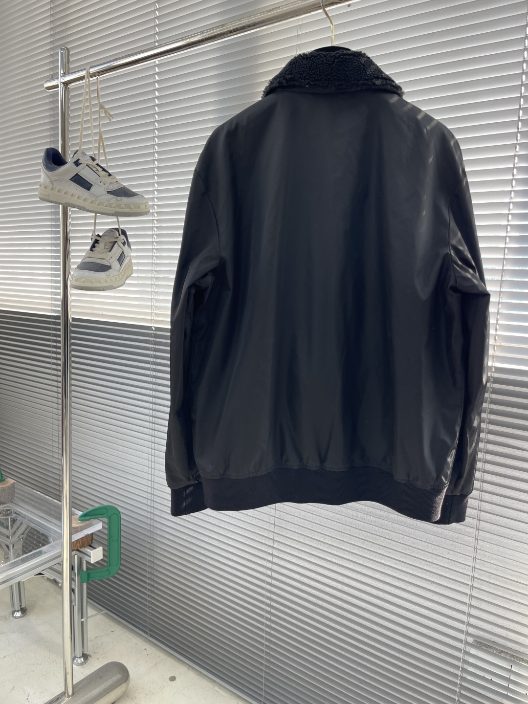 -PRAD 25fw新款毛毛领三角微标夹克外套，这款夹克采用再生尼龙面料制作而成，领子采用毛毛设计，前胸