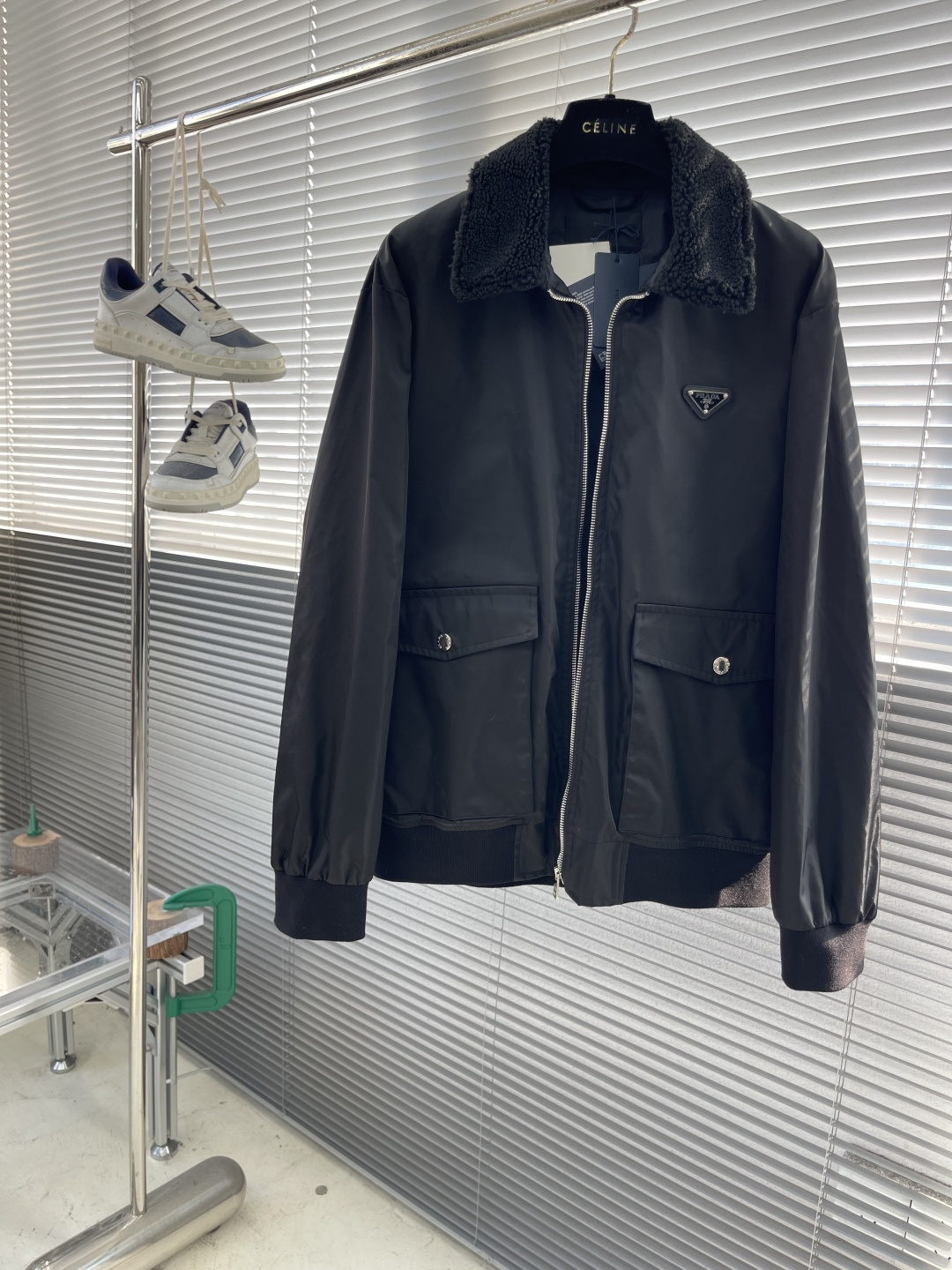 -PRAD 25fw新款毛毛领三角微标夹克外套，这款夹克采用再生尼龙面料制作而成，领子采用毛毛设计，前胸