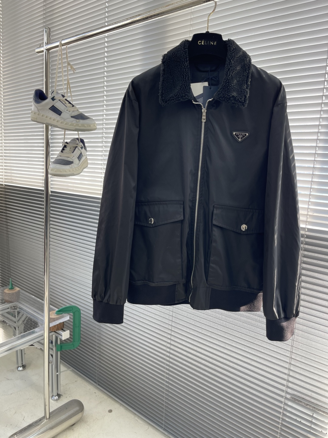 -PRAD 25fw新款毛毛领三角微标夹克外套，这款夹克采用再生尼龙面料制作而成，领子采用毛毛设计，前胸