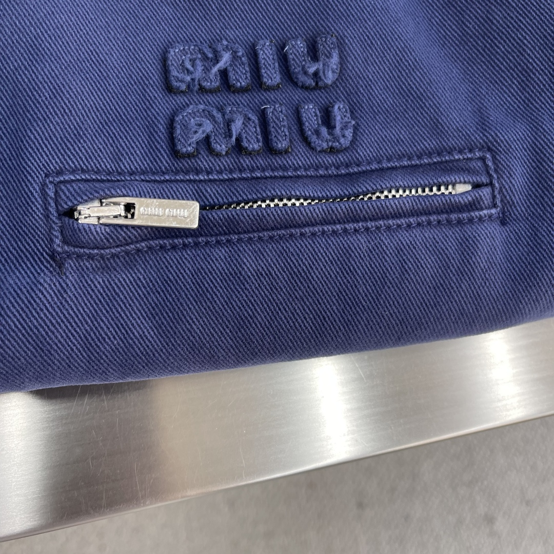 -MIUMIU 25FW法工伐木夹棉外套采用16OZ进口高克重牛仔面料，选用更长绒的优质棉花纺成高捻度的