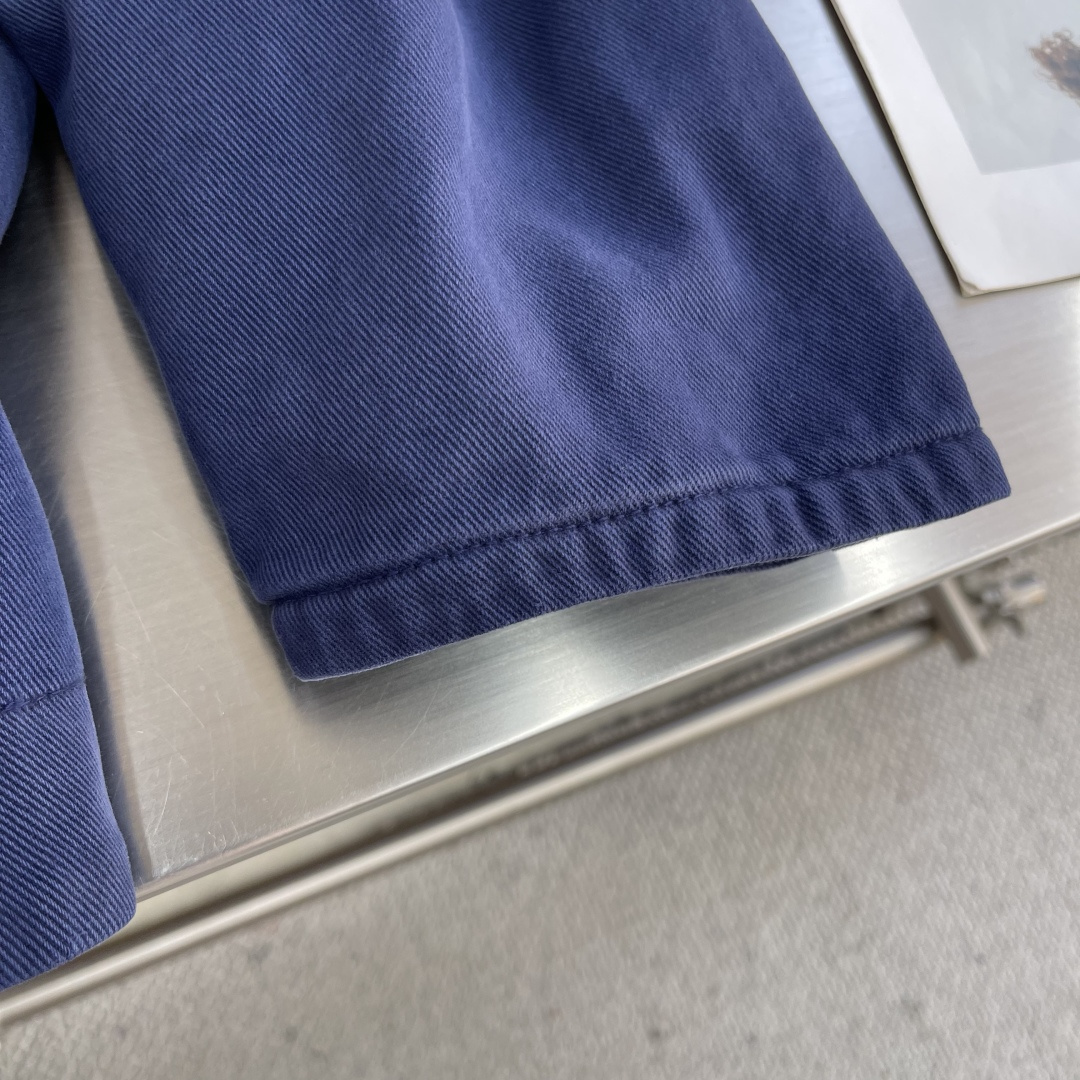 -MIUMIU 25FW法工伐木夹棉外套采用16OZ进口高克重牛仔面料，选用更长绒的优质棉花纺成高捻度的