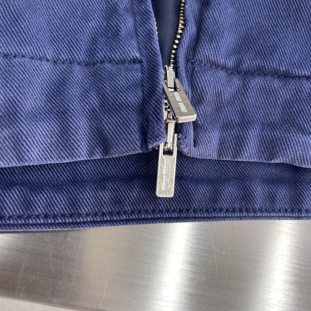 -MIUMIU 25FW法工伐木夹棉外套采用16OZ进口高克重牛仔面料，选用更长绒的优质棉花纺成高捻度的