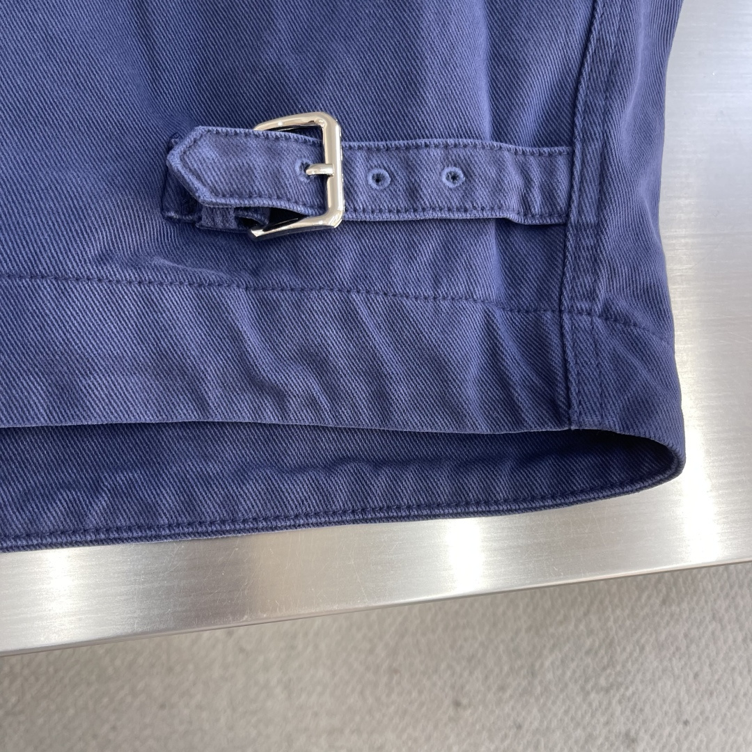 -MIUMIU 25FW法工伐木夹棉外套采用16OZ进口高克重牛仔面料，选用更长绒的优质棉花纺成高捻度的