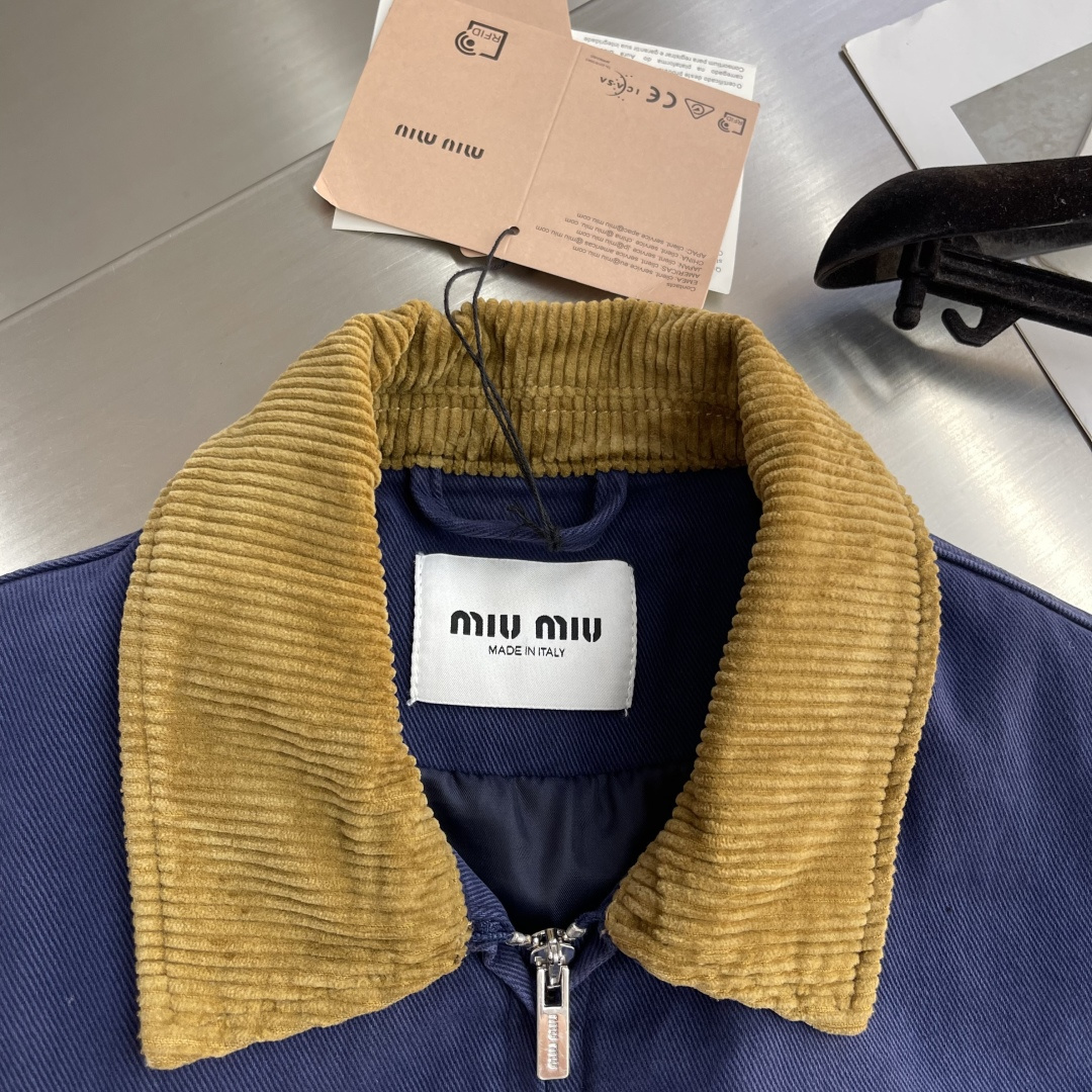 -MIUMIU 25FW法工伐木夹棉外套采用16OZ进口高克重牛仔面料，选用更长绒的优质棉花纺成高捻度的
