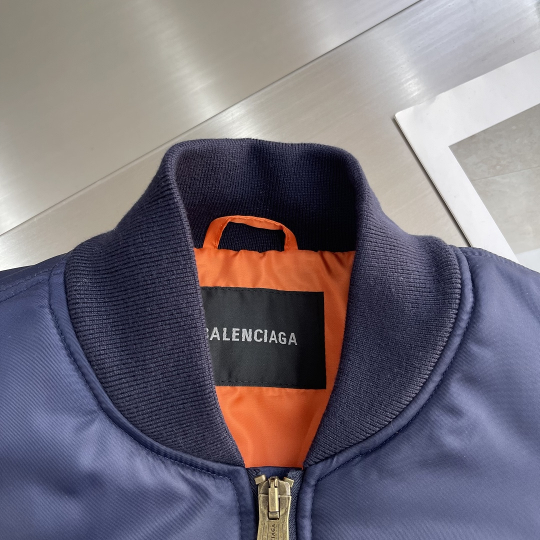 -Balenciag 25fw秀场款棉服飞行夹克外套采用高密斜纹梭织结构，通过调整纱线支数、密度和斜纹角