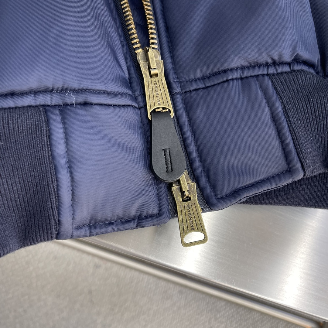 -Balenciag 25fw秀场款棉服飞行夹克外套采用高密斜纹梭织结构，通过调整纱线支数、密度和斜纹角