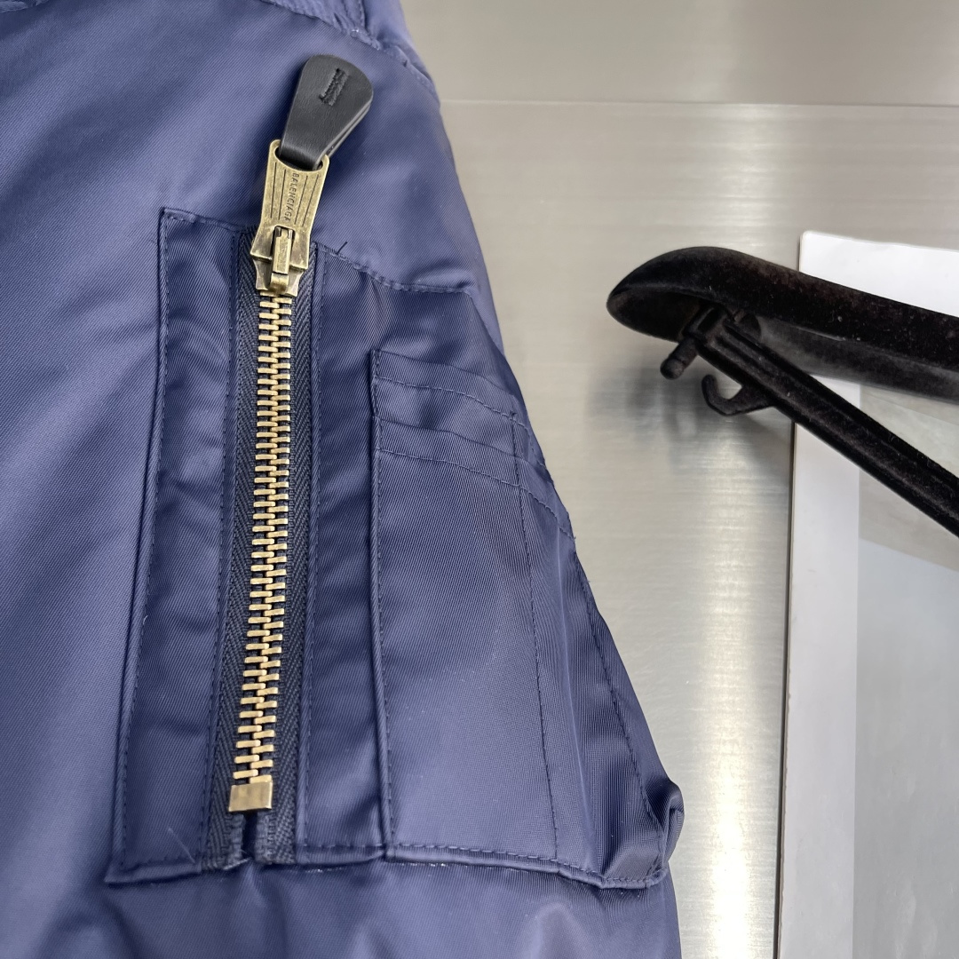 -Balenciag 25fw秀场款棉服飞行夹克外套采用高密斜纹梭织结构，通过调整纱线支数、密度和斜纹角