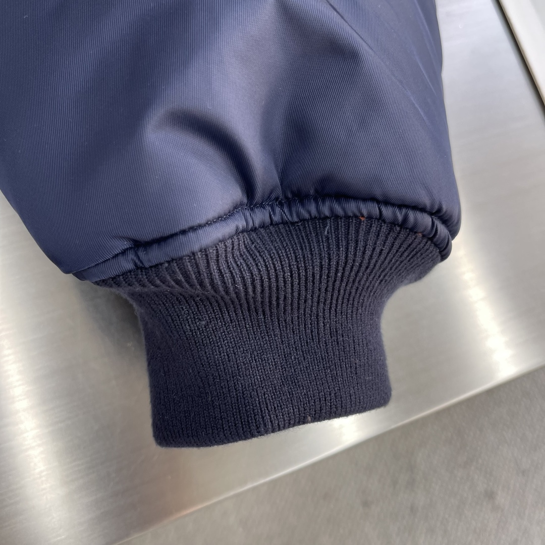 -Balenciag 25fw秀场款棉服飞行夹克外套采用高密斜纹梭织结构，通过调整纱线支数、密度和斜纹角