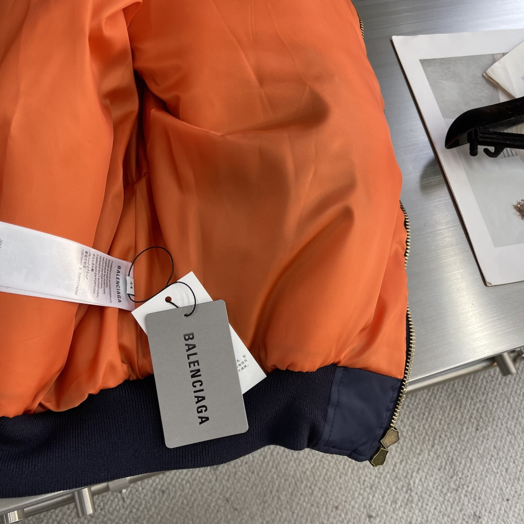 -Balenciag 25fw秀场款棉服飞行夹克外套采用高密斜纹梭织结构，通过调整纱线支数、密度和斜纹角