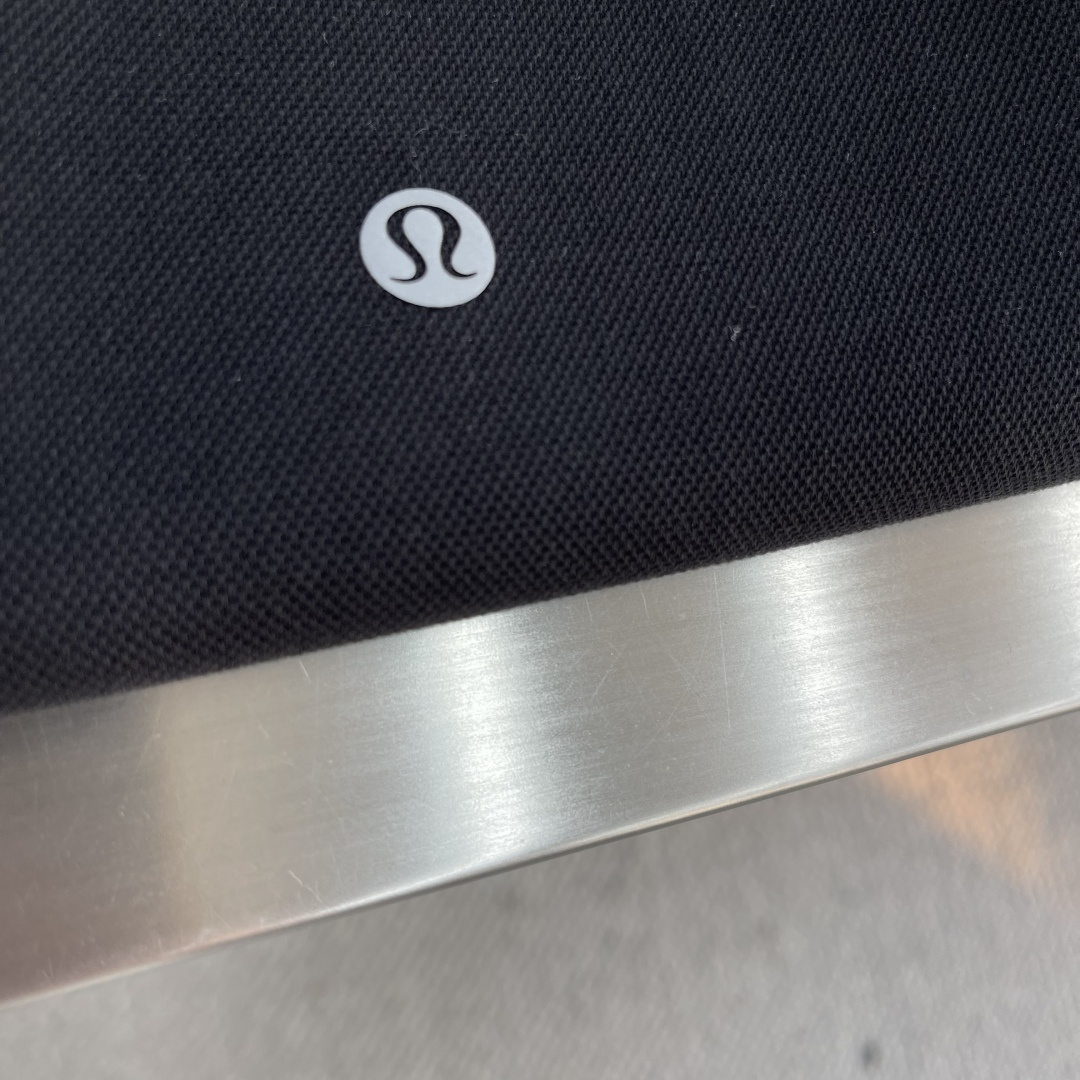 -lululemon 男士秋款外套 秋日型格与暖意兼具。秋日穿搭既要应对温差变化，又要保持利落型格，露露