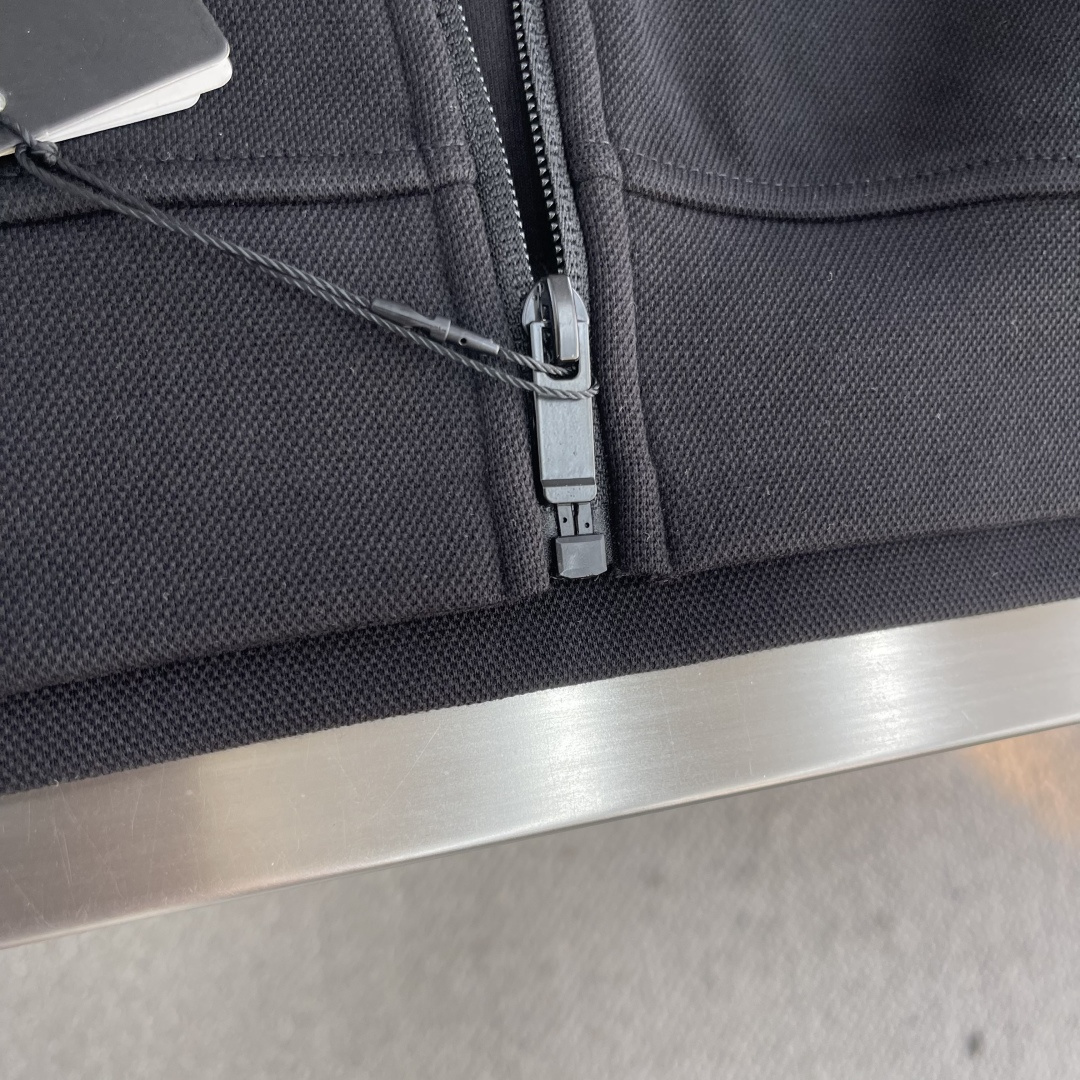 -lululemon 男士秋款外套 秋日型格与暖意兼具。秋日穿搭既要应对温差变化，又要保持利落型格，露露