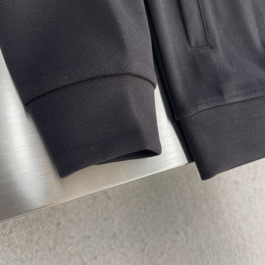 -lululemon 男士秋款外套 秋日型格与暖意兼具。秋日穿搭既要应对温差变化，又要保持利落型格，露露