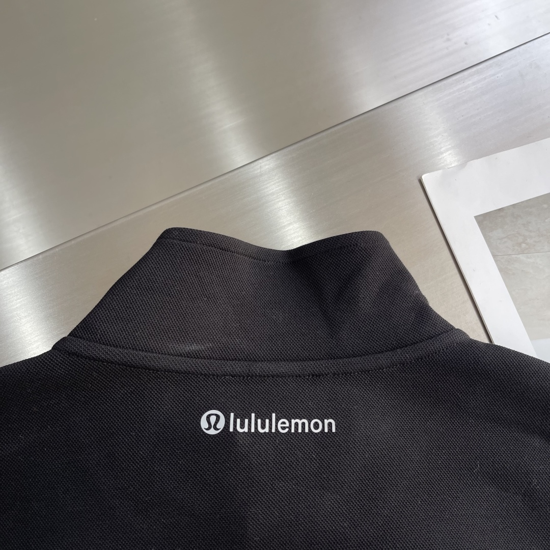 -lululemon 男士秋款外套 秋日型格与暖意兼具。秋日穿搭既要应对温差变化，又要保持利落型格，露露