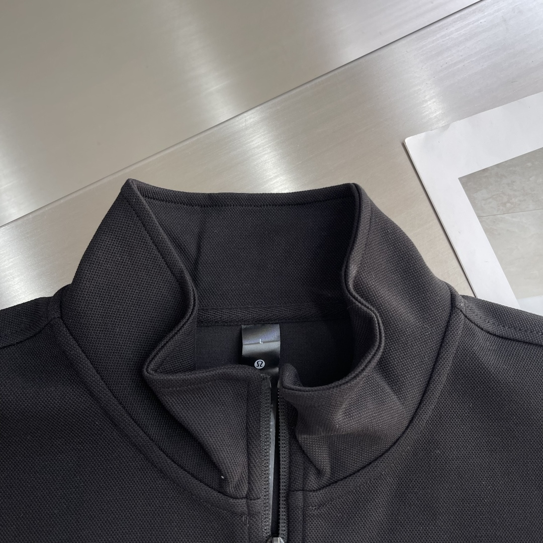 -lululemon 男士秋款外套 秋日型格与暖意兼具。秋日穿搭既要应对温差变化，又要保持利落型格，露露