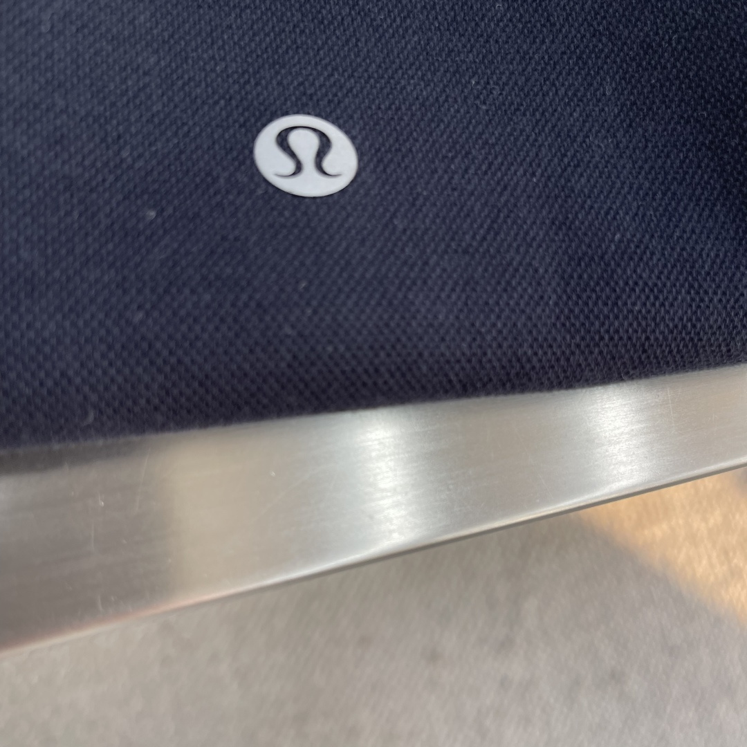 -lululemon 男士秋款外套 秋日型格与暖意兼具。秋日穿搭既要应对温差变化，又要保持利落型格，露露