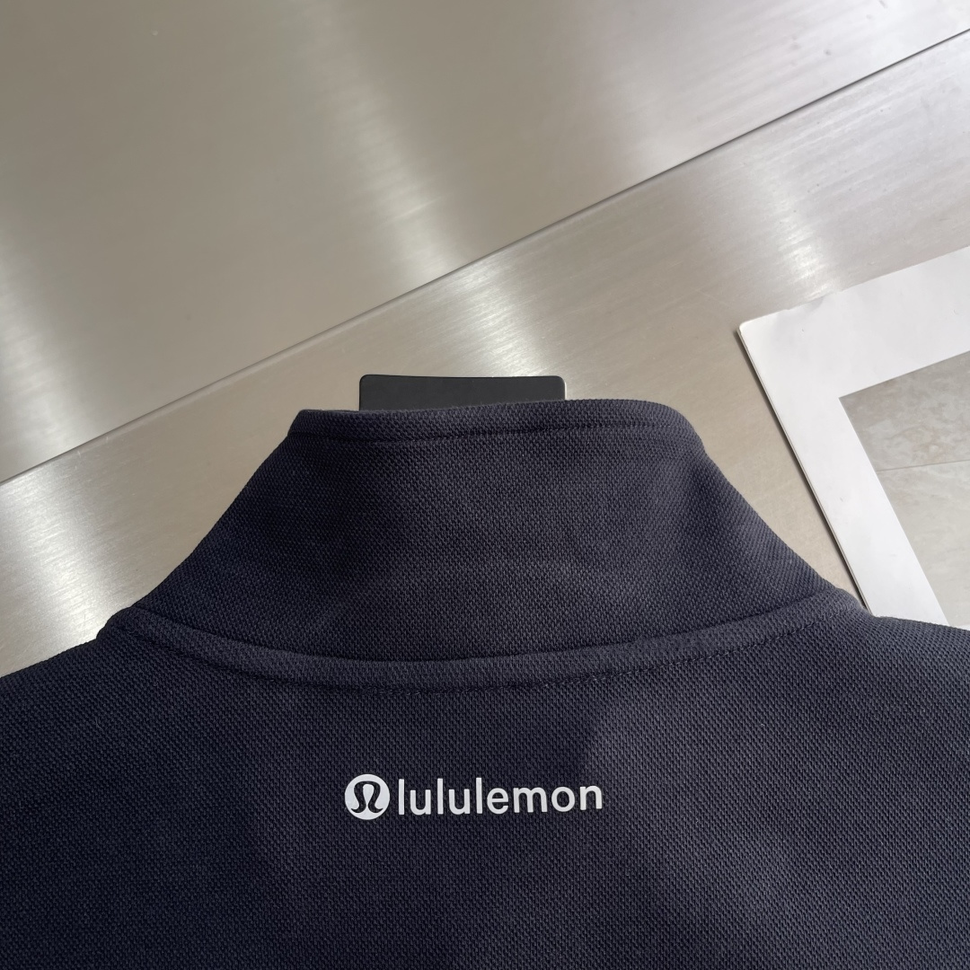 -lululemon 男士秋款外套 秋日型格与暖意兼具。秋日穿搭既要应对温差变化，又要保持利落型格，露露