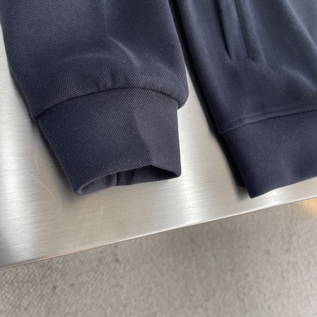 -lululemon 男士秋款外套 秋日型格与暖意兼具。秋日穿搭既要应对温差变化，又要保持利落型格，露露