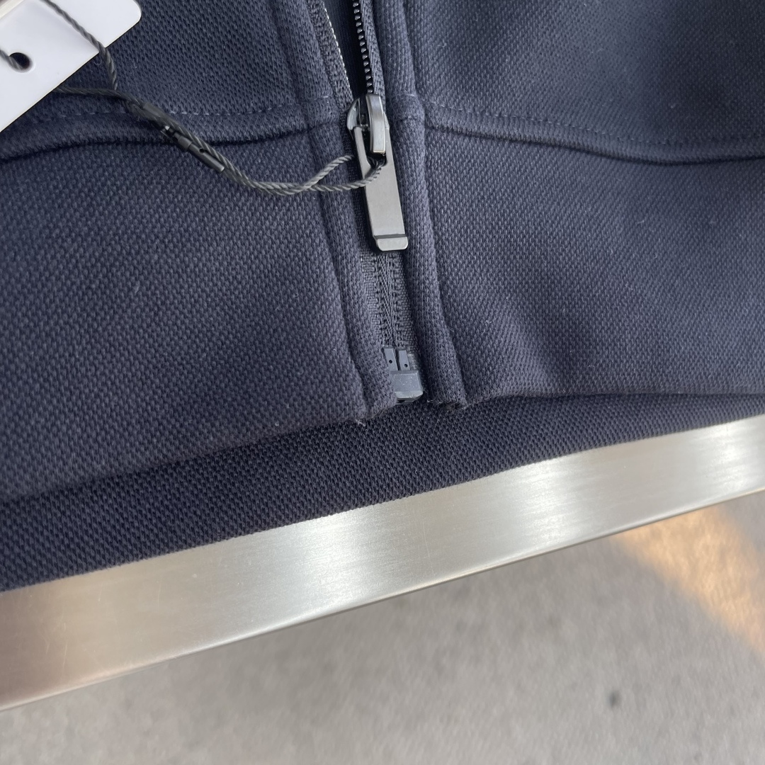 -lululemon 男士秋款外套 秋日型格与暖意兼具。秋日穿搭既要应对温差变化，又要保持利落型格，露露