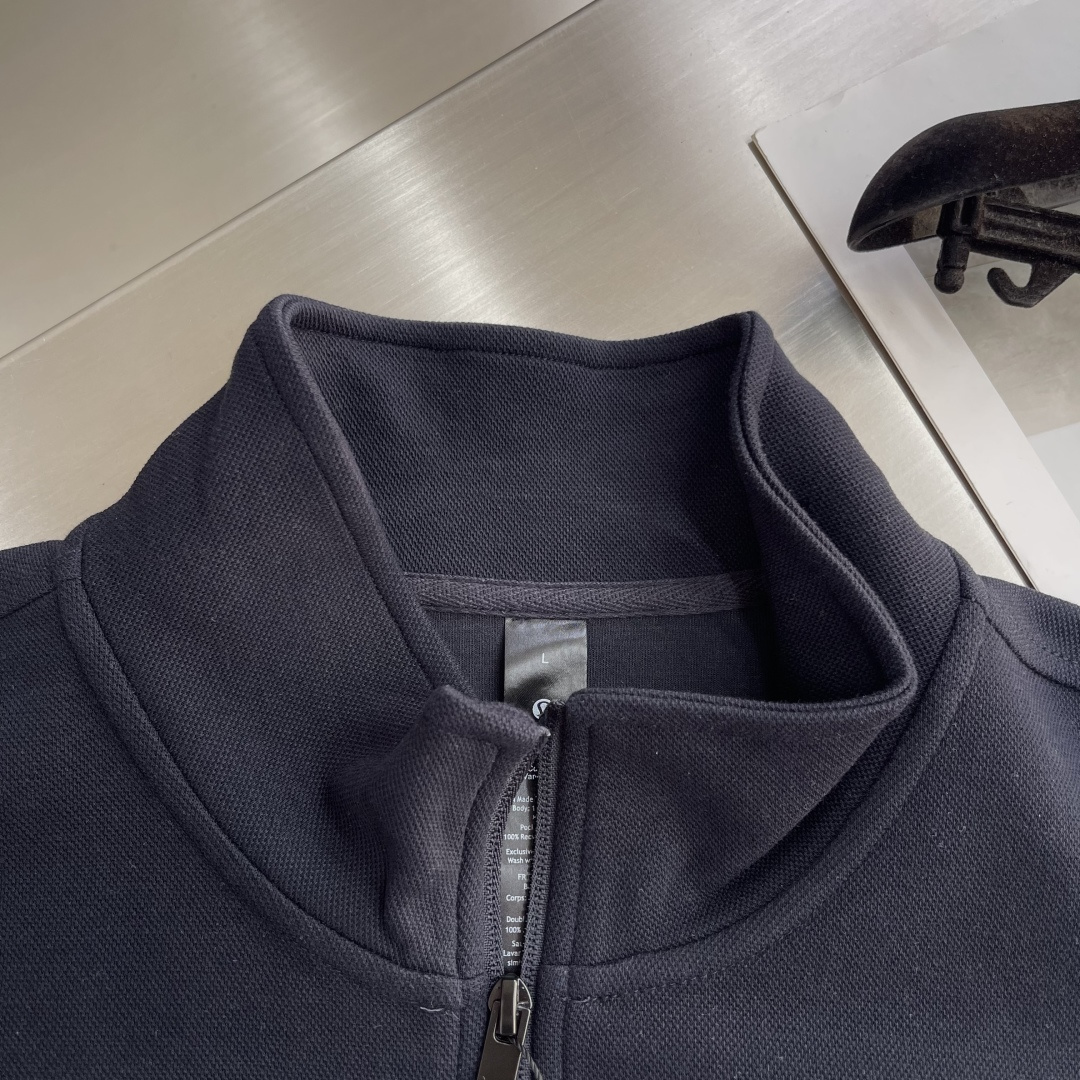 -lululemon 男士秋款外套 秋日型格与暖意兼具。秋日穿搭既要应对温差变化，又要保持利落型格，露露