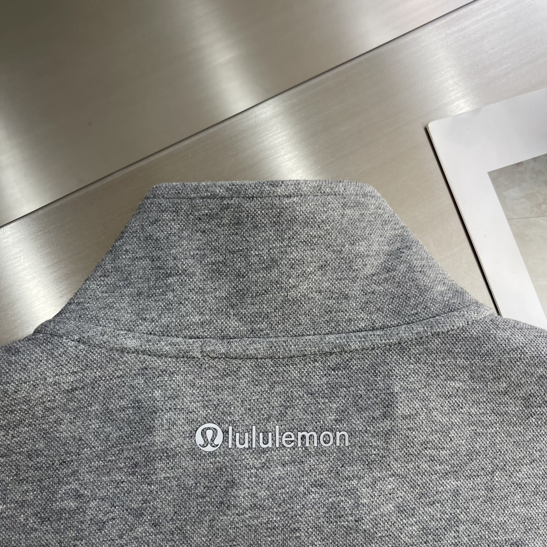 -lululemon 男士秋款外套 秋日型格与暖意兼具。秋日穿搭既要应对温差变化，又要保持利落型格，露露