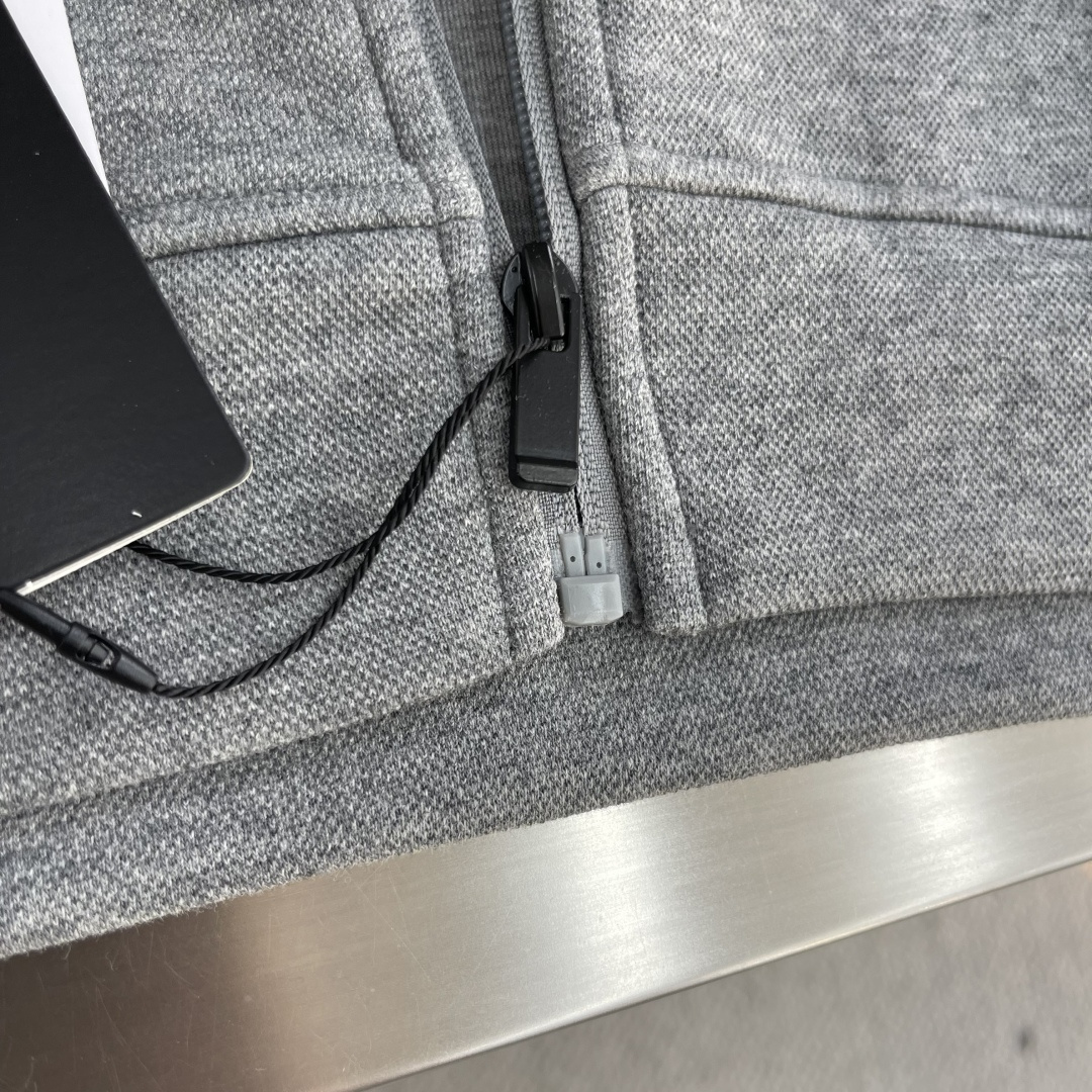 -lululemon 男士秋款外套 秋日型格与暖意兼具。秋日穿搭既要应对温差变化，又要保持利落型格，露露