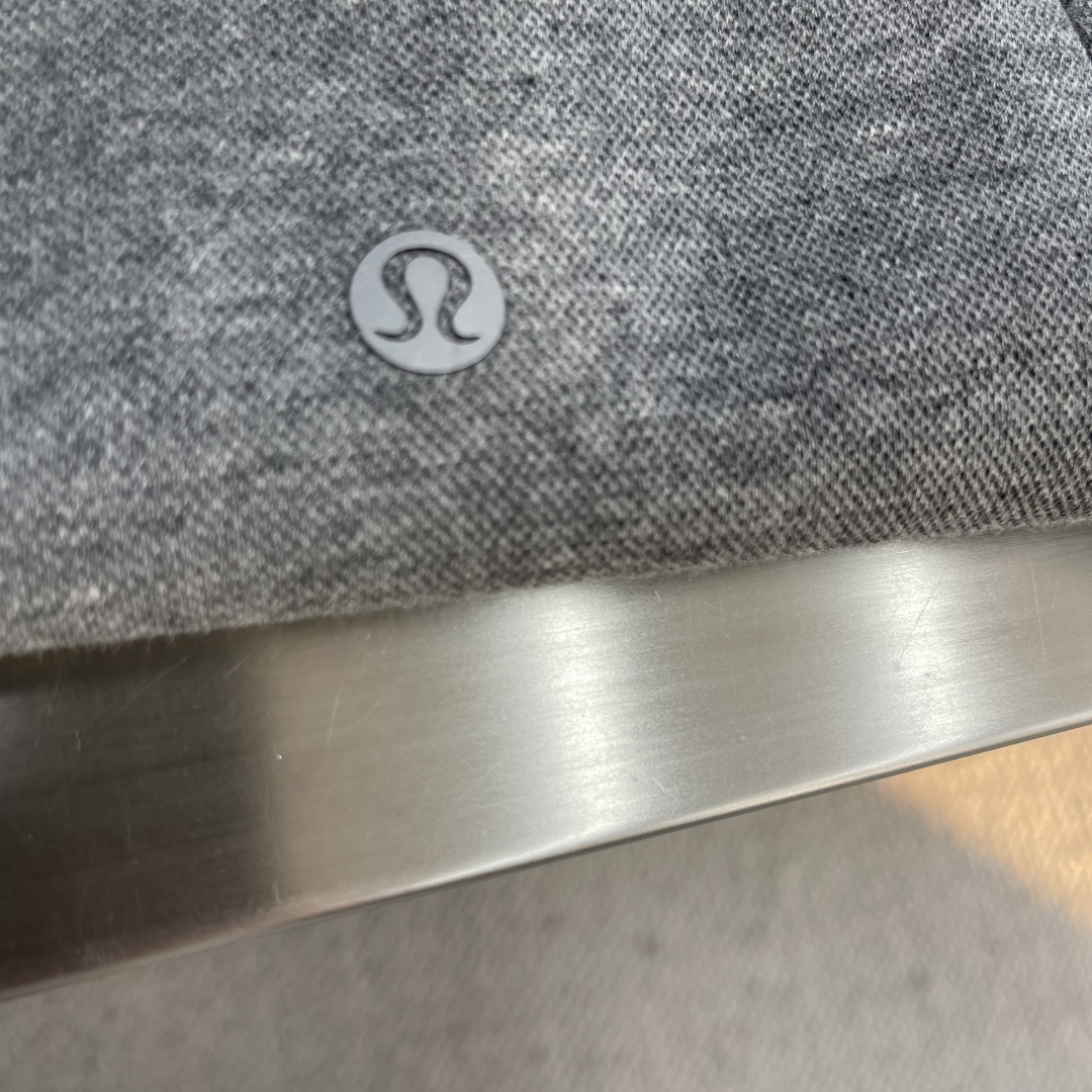 -lululemon 男士秋款外套 秋日型格与暖意兼具。秋日穿搭既要应对温差变化，又要保持利落型格，露露