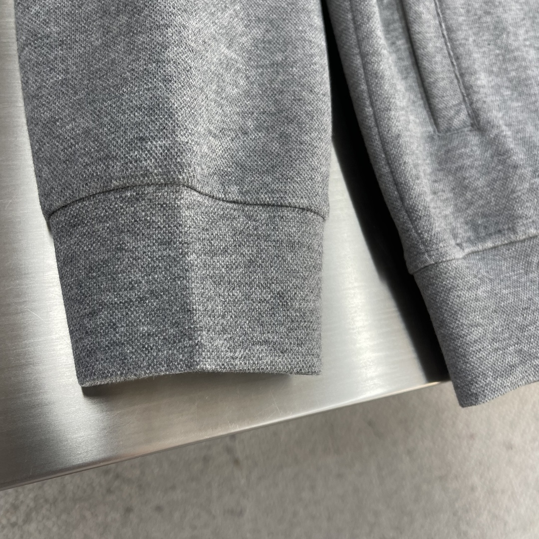 -lululemon 男士秋款外套 秋日型格与暖意兼具。秋日穿搭既要应对温差变化，又要保持利落型格，露露