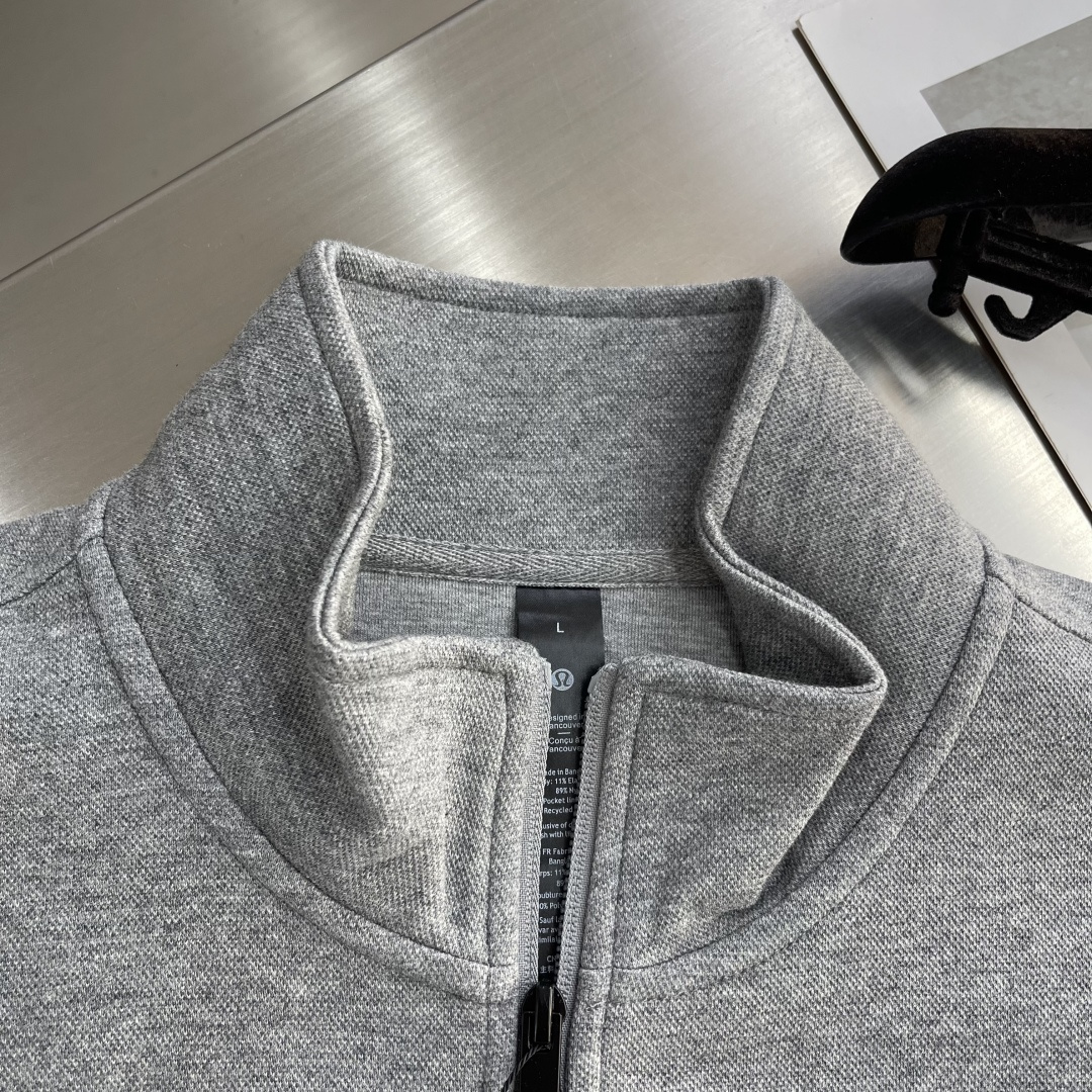 -lululemon 男士秋款外套 秋日型格与暖意兼具。秋日穿搭既要应对温差变化，又要保持利落型格，露露