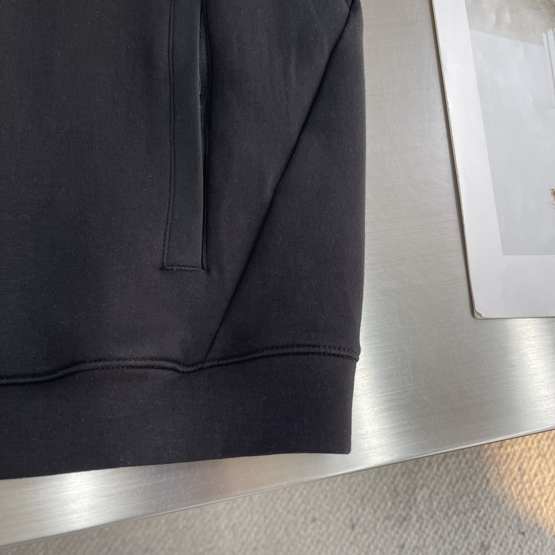 -迪桑特 25fw男士秋季夹克外套，以专业户外机能设计融合都市穿搭美学，成为秋日必备单品。面料采用斐乐棉