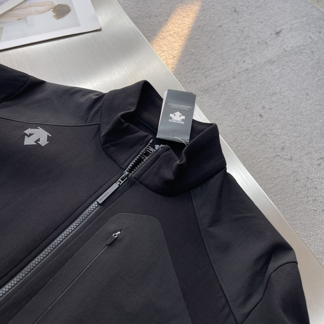 -迪桑特 25fw男士秋季夹克外套，以专业户外机能设计融合都市穿搭美学，成为秋日必备单品。面料采用斐乐棉