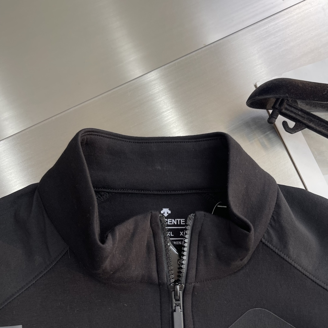 -迪桑特 25fw男士秋季夹克外套，以专业户外机能设计融合都市穿搭美学，成为秋日必备单品。面料采用斐乐棉