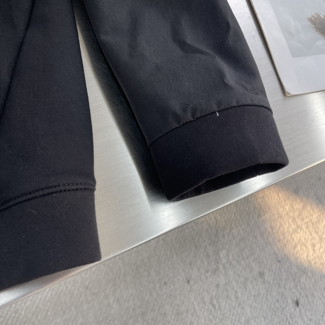 -迪桑特 25fw男士秋季夹克外套，以专业户外机能设计融合都市穿搭美学，成为秋日必备单品。面料采用斐乐棉