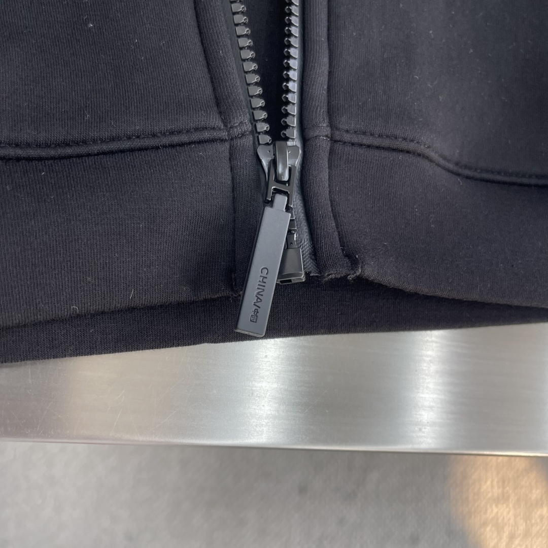 -迪桑特 25fw男士秋季夹克外套，以专业户外机能设计融合都市穿搭美学，成为秋日必备单品。面料采用斐乐棉