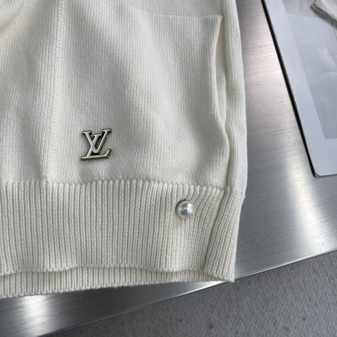 -驴牌 25fw字母徽标V领披肩长袖夹克采用羊毛混纺精织毛料采用日本进口（岛精）7针织机手缝徽标 毛料酵