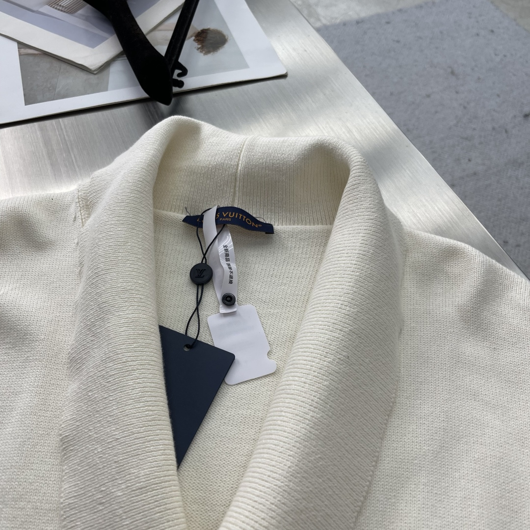 -驴牌 25fw字母徽标V领披肩长袖夹克采用羊毛混纺精织毛料采用日本进口（岛精）7针织机手缝徽标 毛料酵