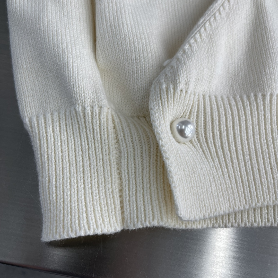 -驴牌 25fw字母徽标V领披肩长袖夹克采用羊毛混纺精织毛料采用日本进口（岛精）7针织机手缝徽标 毛料酵