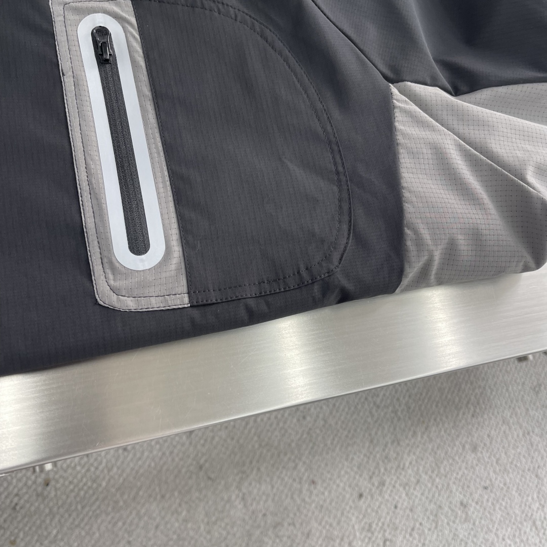 -🐦 鸟家 2025秋冬新款COVERT PULLOVER 户外运动套头卫衣。压胶口袋，进口高定科技面料