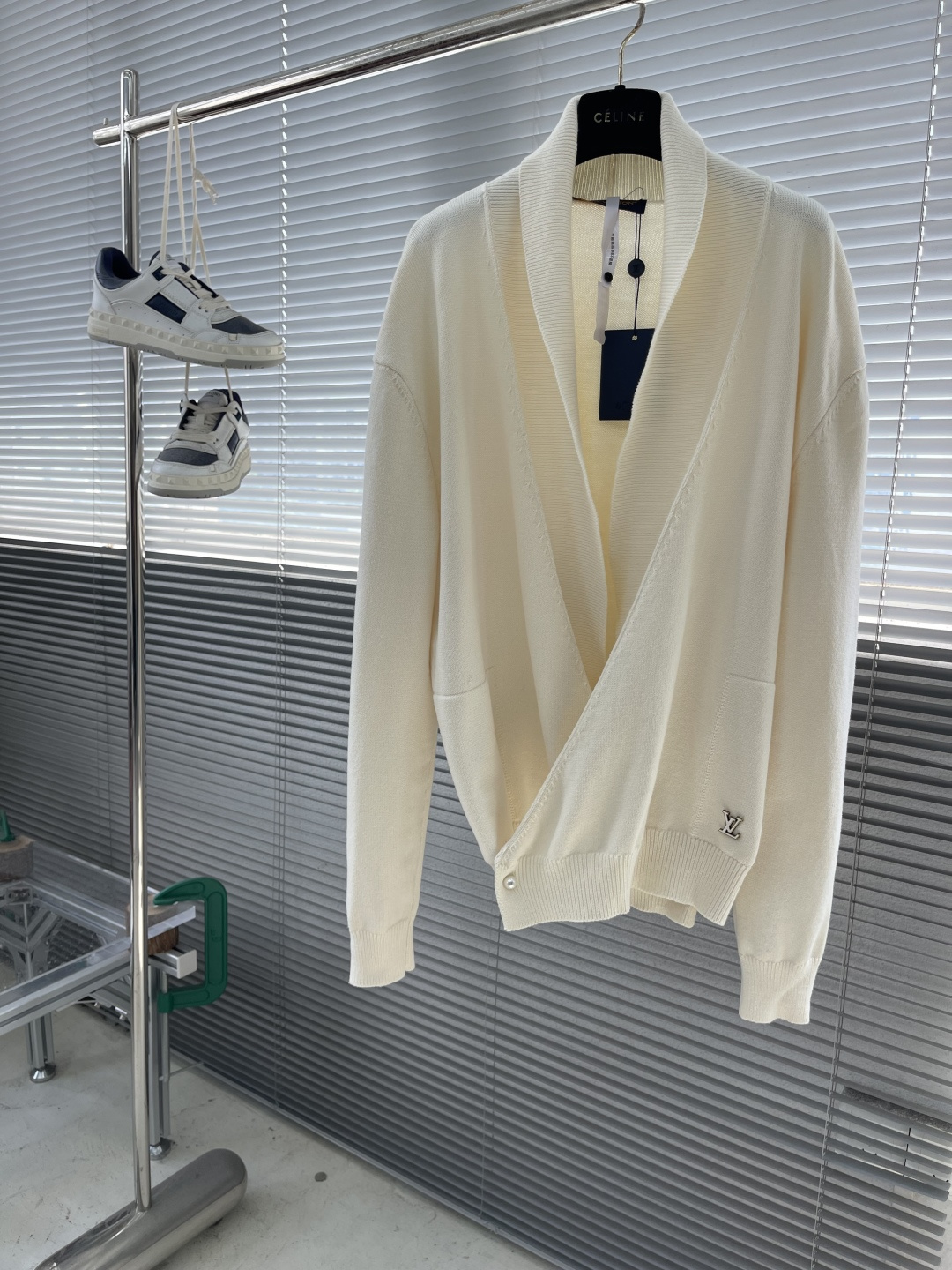 -驴牌 25fw字母徽标V领披肩长袖夹克采用羊毛混纺精织毛料采用日本进口（岛精）7针织机手缝徽标 毛料酵