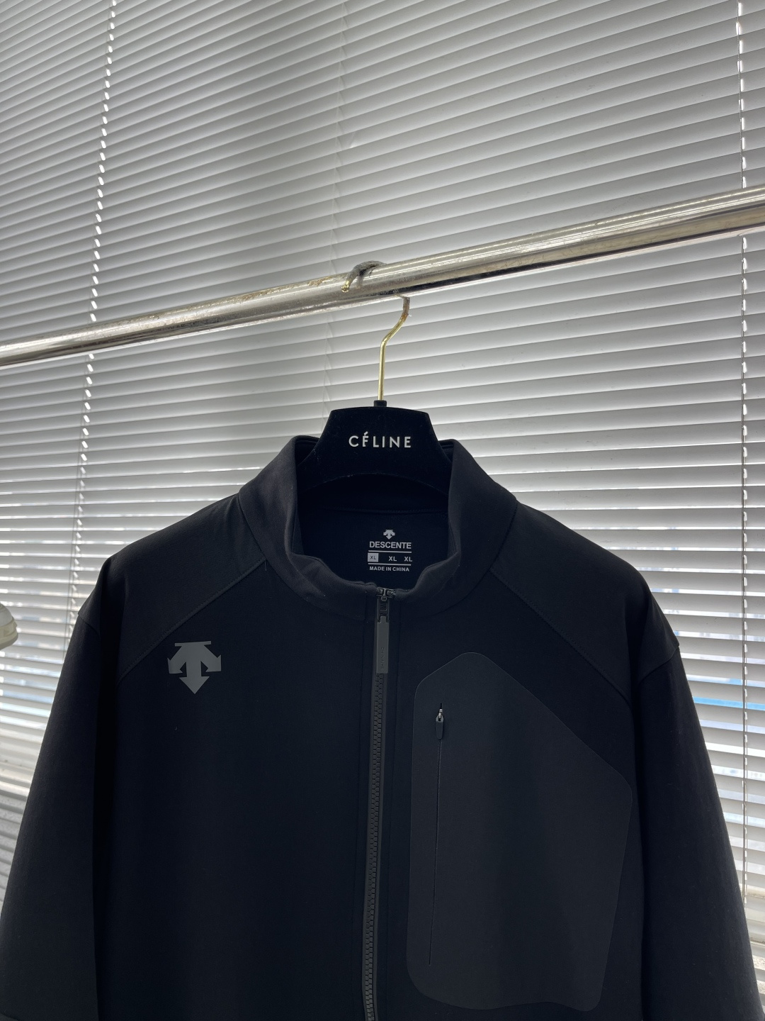 -迪桑特 25fw男士秋季夹克外套，以专业户外机能设计融合都市穿搭美学，成为秋日必备单品。面料采用斐乐棉