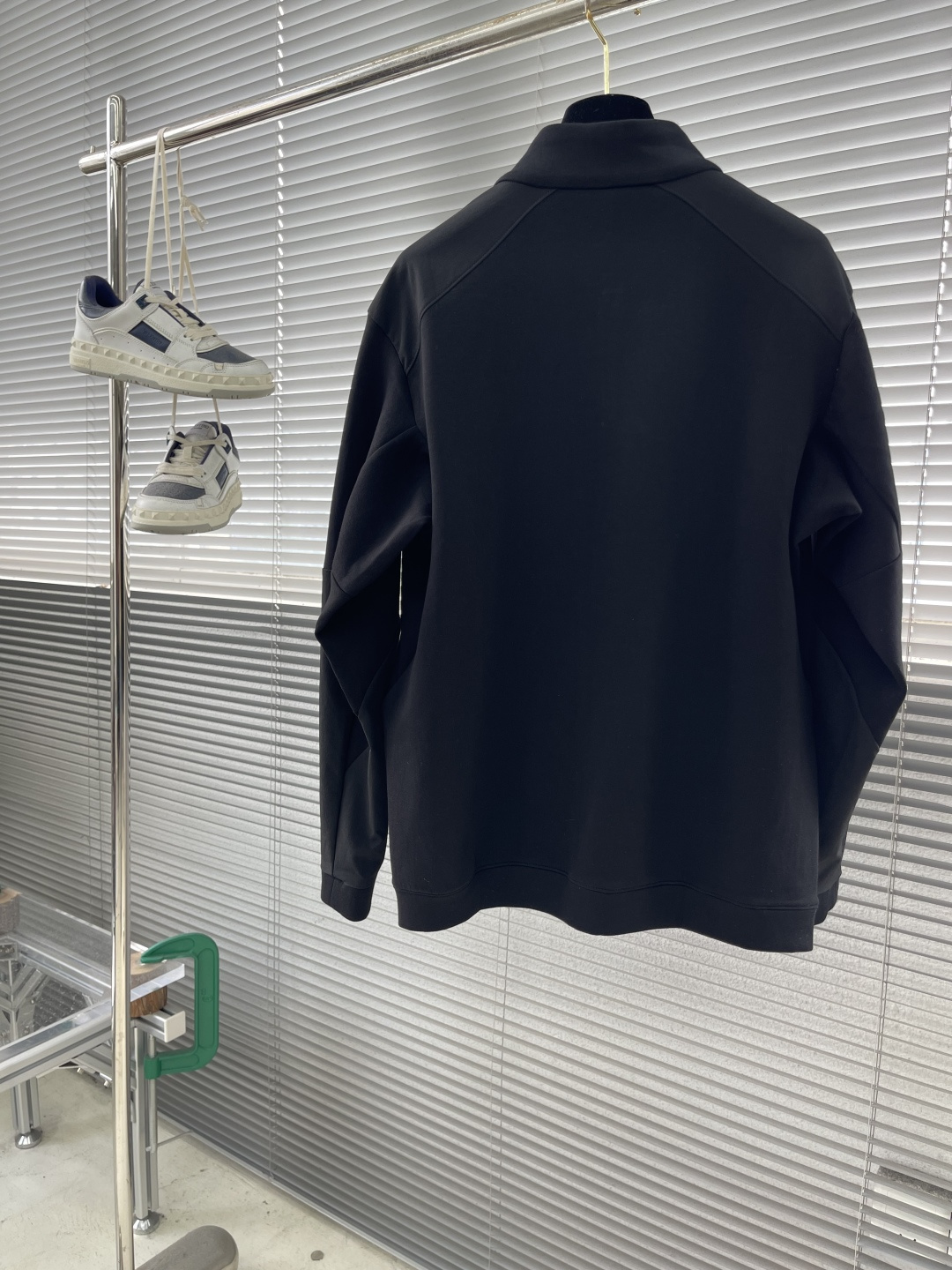 -迪桑特 25fw男士秋季夹克外套，以专业户外机能设计融合都市穿搭美学，成为秋日必备单品。面料采用斐乐棉