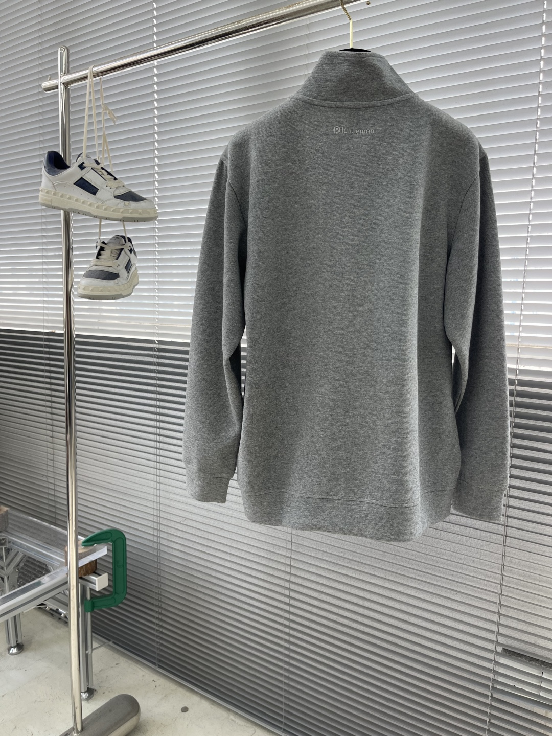 -lululemon 男士秋款外套 秋日型格与暖意兼具。秋日穿搭既要应对温差变化，又要保持利落型格，露露