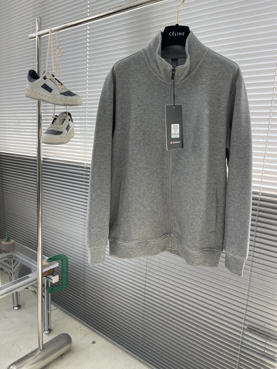 -lululemon 男士秋款外套 秋日型格与暖意兼具。秋日穿搭既要应对温差变化，又要保持利落型格，露露