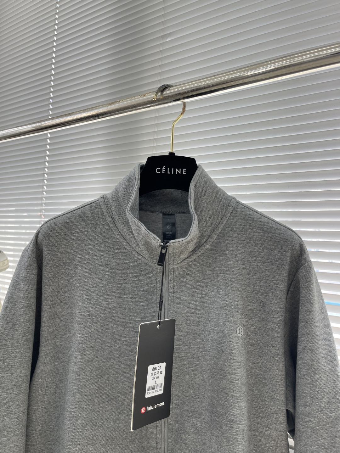 -lululemon 男士秋款外套 秋日型格与暖意兼具。秋日穿搭既要应对温差变化，又要保持利落型格，露露